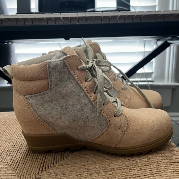 Sorel-Women's Evie Lace-Up Wedge Ankle Booties-Ceramic/Natural- Size 6.5 - Picture 3 of 7